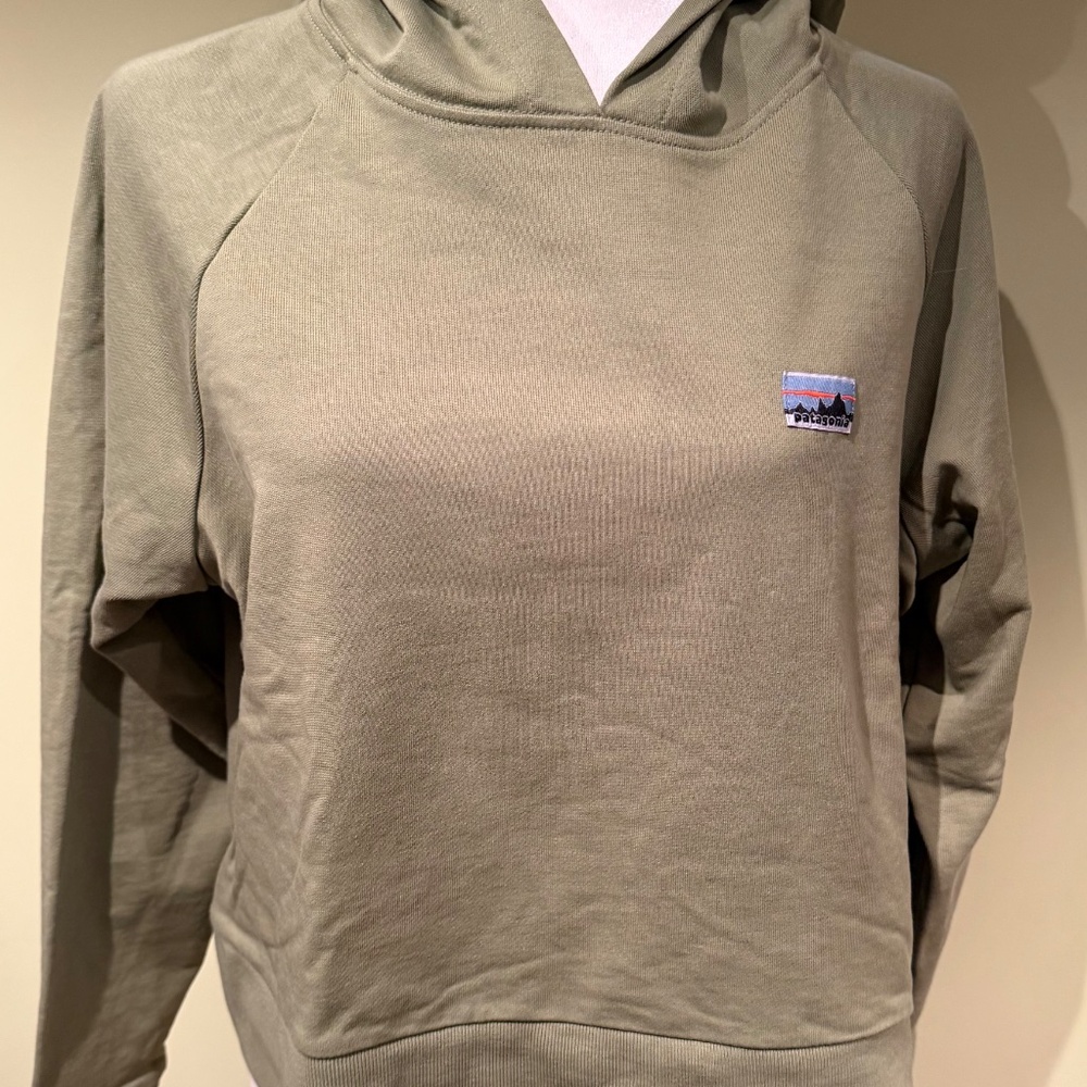 PATAGONIA Ladies Cropped Hoodie Olive Green NWOT new size medium organic cotton